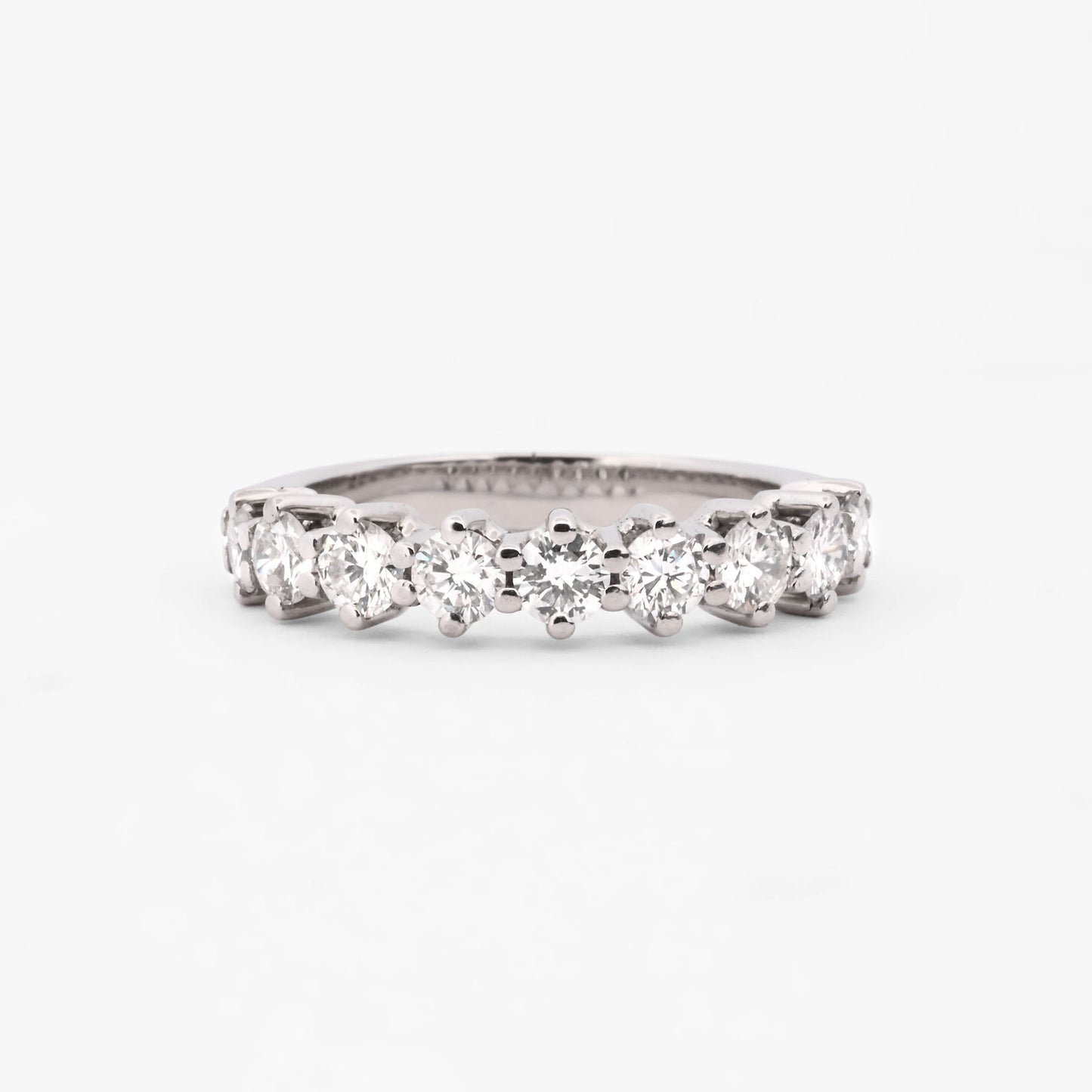 Comprar media alianza realizada en oro blanco 18kt con carril de 11 diamantes. Joyas acondicionadas. Envío GRATIS. Anillos de compromiso baratos. Ian'Or.
