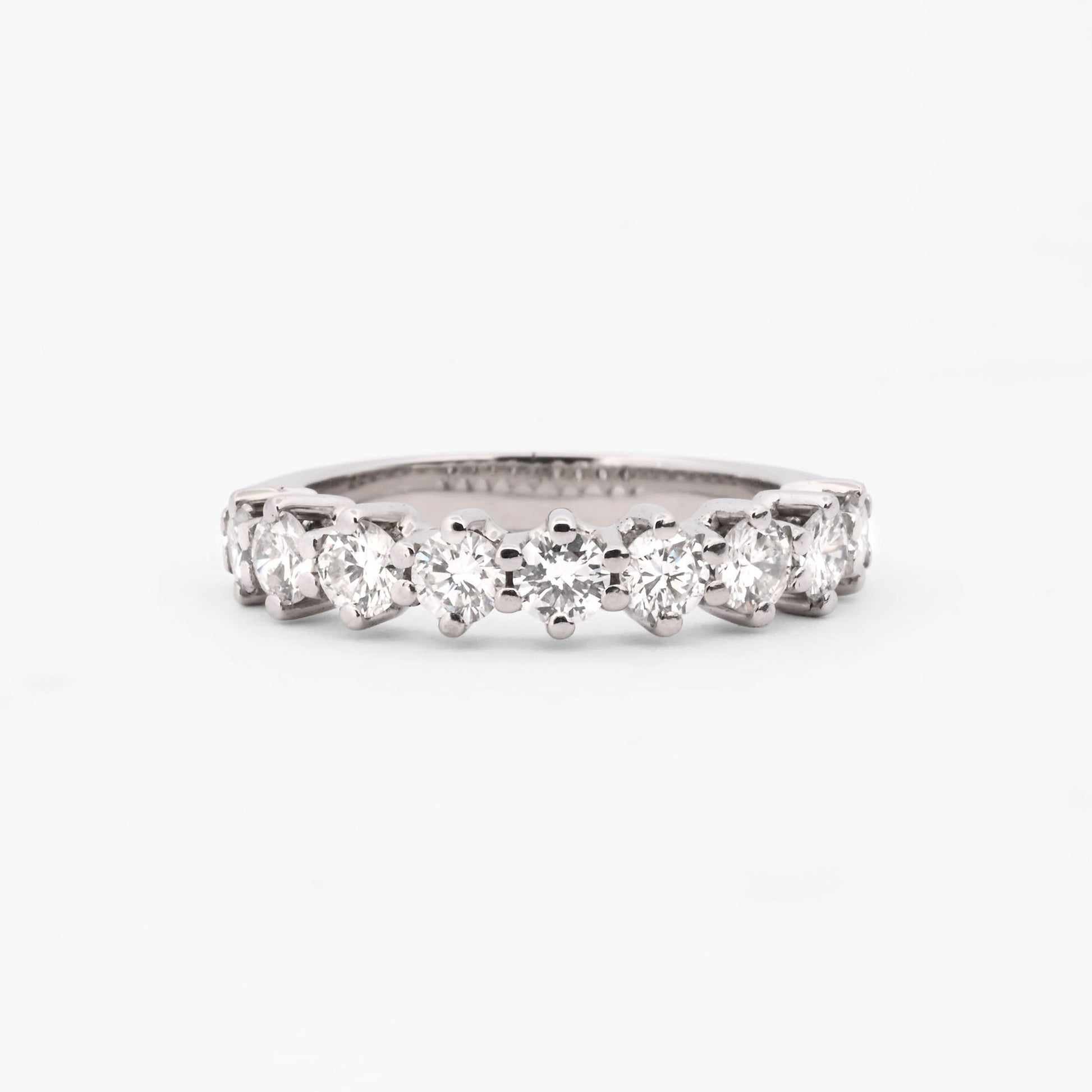 Comprar media alianza realizada en oro blanco 18kt con carril de 11 diamantes. Joyas acondicionadas. Envío GRATIS. Anillos de compromiso baratos. Ian'Or.
