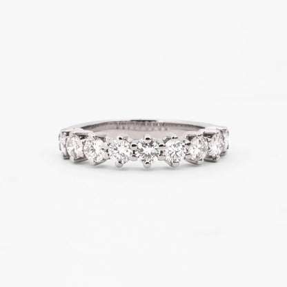 Comprar media alianza realizada en oro blanco 18kt con carril de 11 diamantes. Joyas acondicionadas. Envío GRATIS. Anillos de compromiso baratos. Ian'Or.
