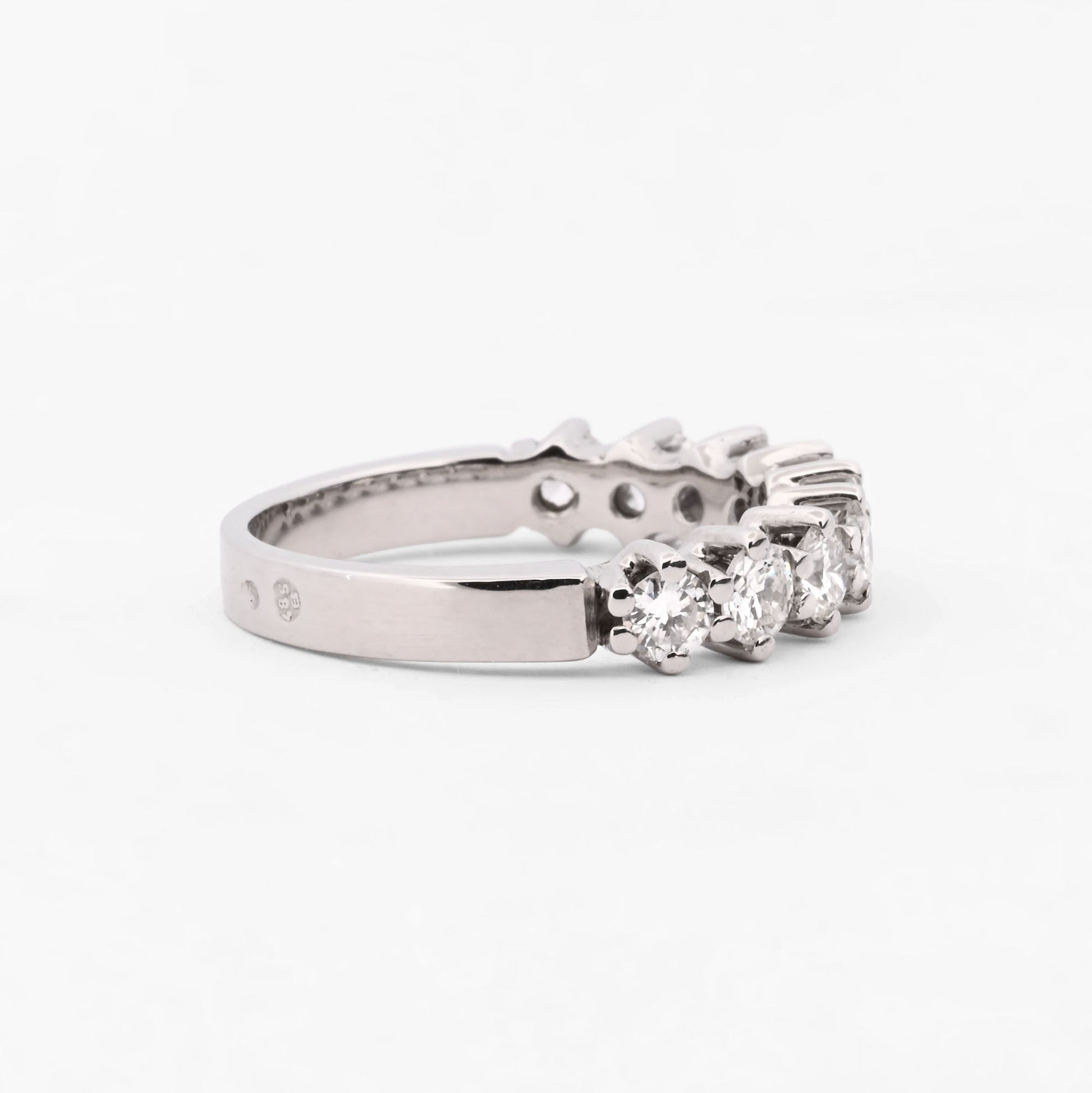 Comprar media alianza realizada en oro blanco 18kt con carril de 11 diamantes. Joyas acondicionadas. Envío GRATIS. Anillos de compromiso baratos. Ian'Or.
