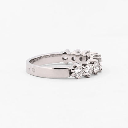 Comprar media alianza realizada en oro blanco 18kt con carril de 11 diamantes. Joyas acondicionadas. Envío GRATIS. Anillos de compromiso baratos. Ian'Or.
