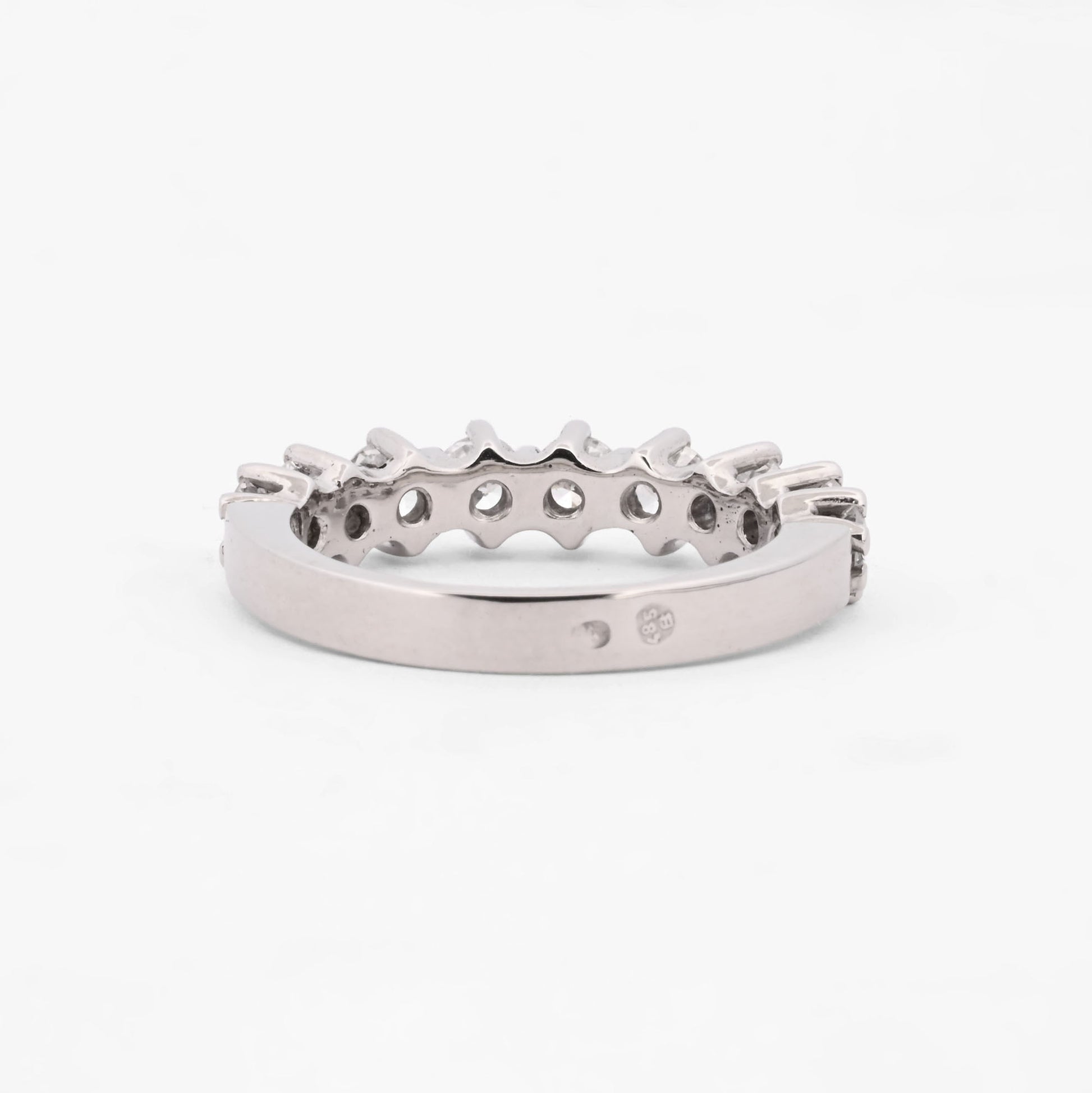 Comprar media alianza realizada en oro blanco 18kt con carril de 11 diamantes. Joyas acondicionadas. Envío GRATIS. Anillos de compromiso baratos. Ian'Or.
