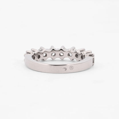Comprar media alianza realizada en oro blanco 18kt con carril de 11 diamantes. Joyas acondicionadas. Envío GRATIS. Anillos de compromiso baratos. Ian'Or.
