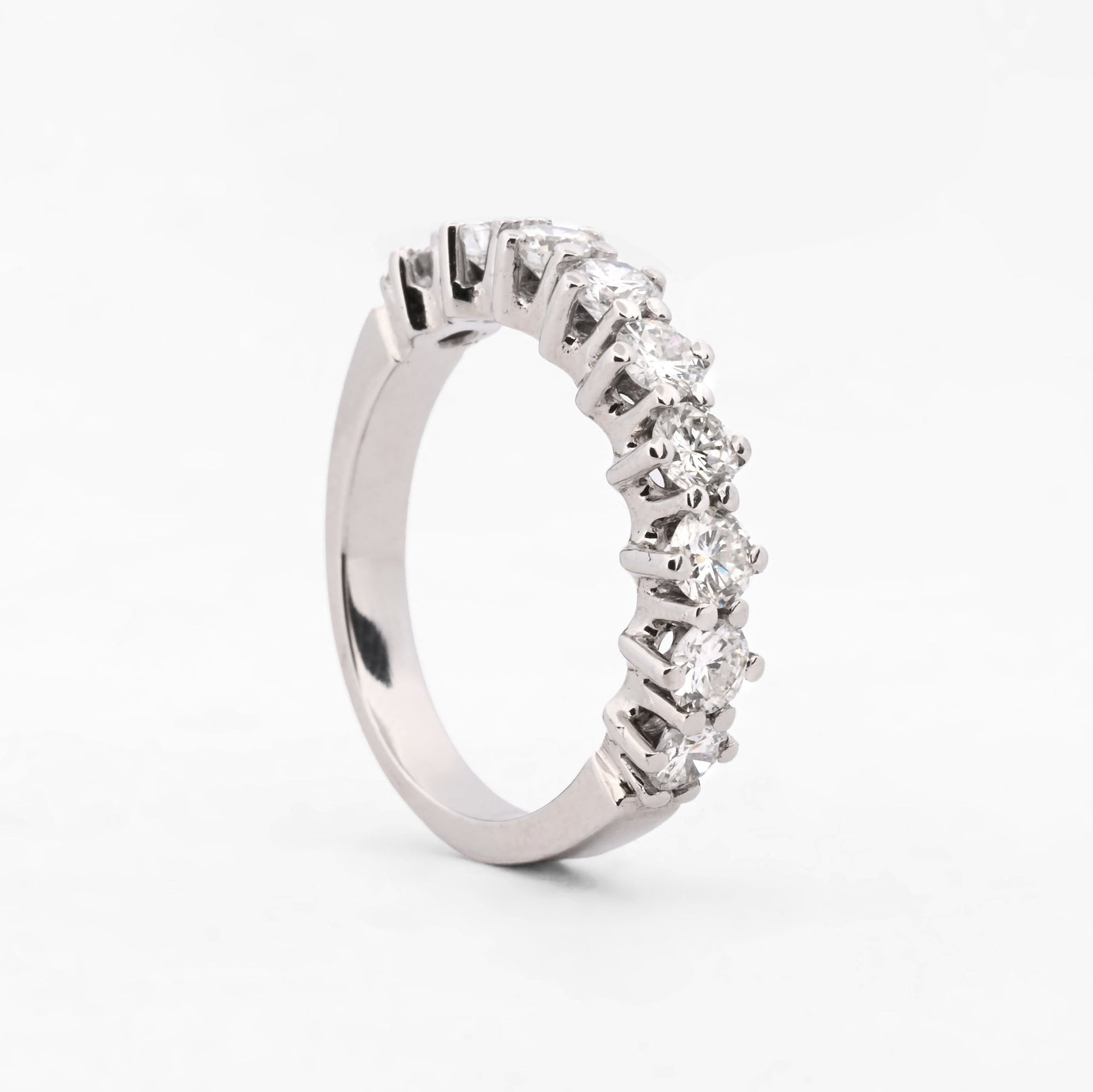 Comprar media alianza realizada en oro blanco 18kt con carril de 11 diamantes. Joyas acondicionadas. Envío GRATIS. Anillos de compromiso baratos. Ian'Or.
