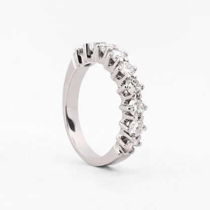 Comprar media alianza realizada en oro blanco 18kt con carril de 11 diamantes. Joyas acondicionadas. Envío GRATIS. Anillos de compromiso baratos. Ian'Or.
