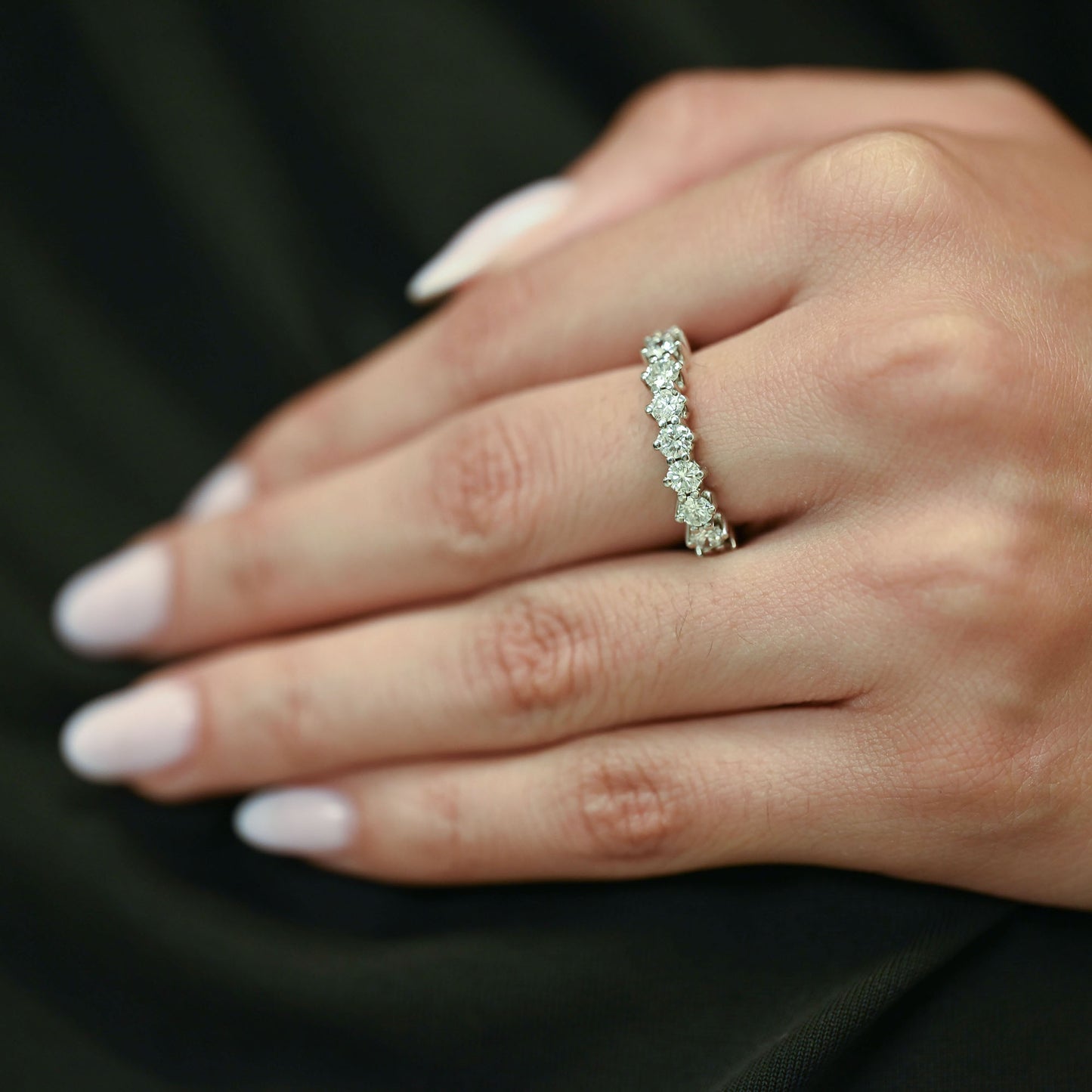 Comprar media alianza realizada en oro blanco 18kt con carril de 11 diamantes. Joyas acondicionadas. Envío GRATIS. Anillos de compromiso baratos. Ian'Or.