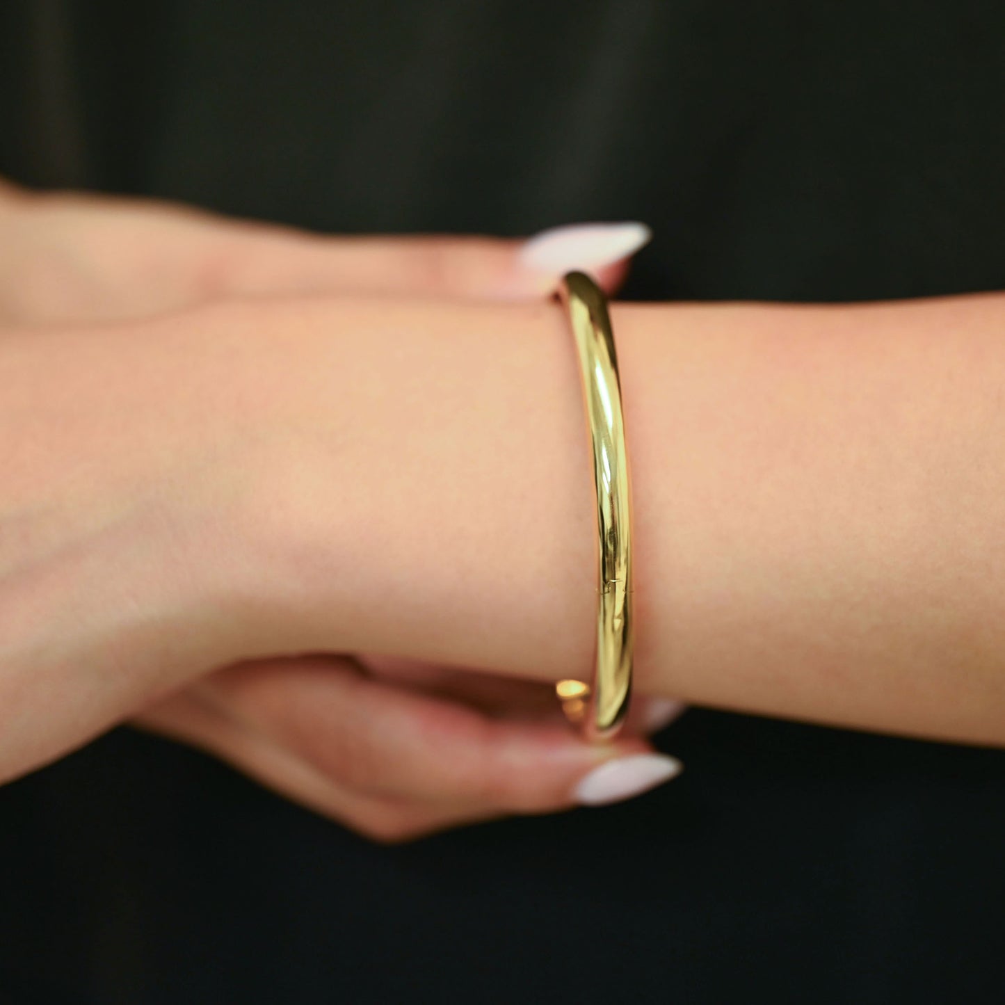 Comprar pulsera esclava de oro amarillo de 18kt con grabado. Esta pulsera dispone de cierre de cajón con brazo de seguridad. Joyas de segunda mano. Esclavas de oro de 18kt en Ian'Or.