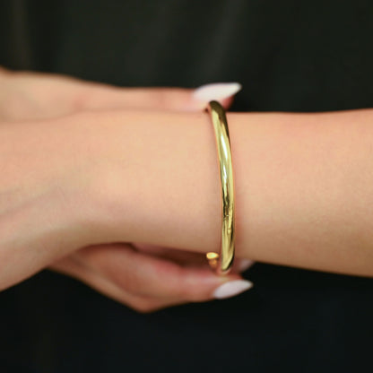 Comprar pulsera esclava de oro amarillo de 18kt con grabado. Esta pulsera dispone de cierre de cajón con brazo de seguridad. Joyas de segunda mano. Esclavas de oro de 18kt en Ian'Or.