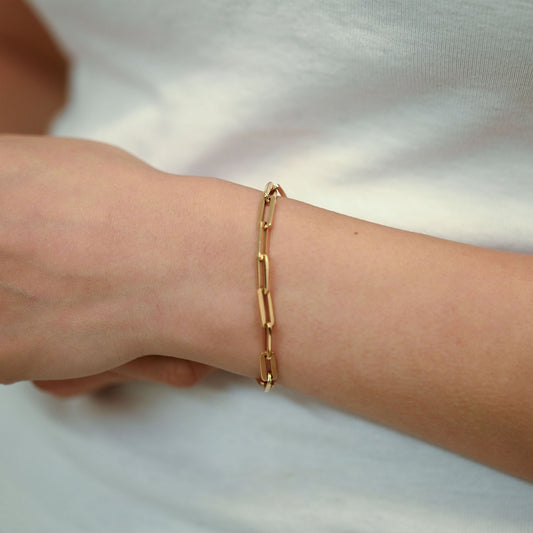 Pulsera cadena de eslabones de calabrote alargado oro amarillo de 18Kt y cierre tipo mosquetón. Pulseras de oro baratas en Barcelona.