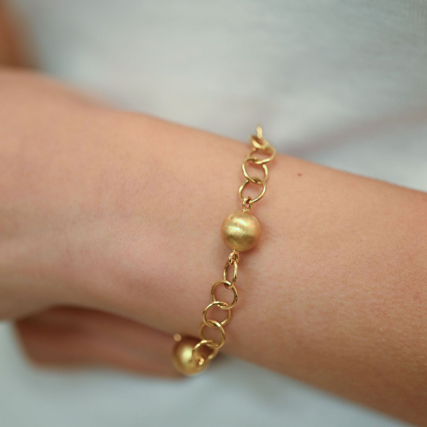 Pulsera de eslabones redondos alternados con esferas lisas de oro amarillo 18kt. Pulseras de oro baratas en Barcelona. Pieza certificada y envío asegurado 