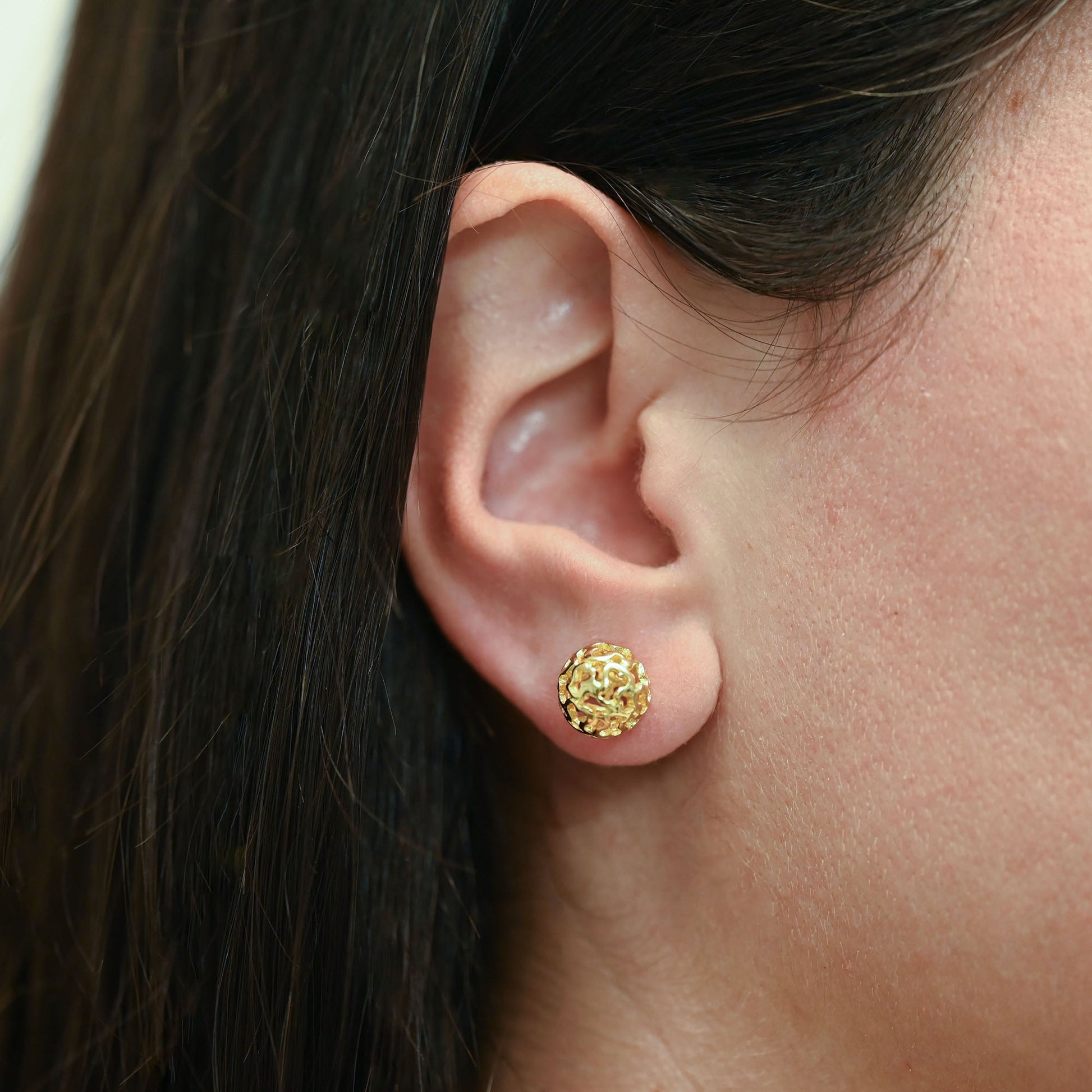 Comprar pendientes tipo lazo de tres realizados en oro amarillo de 18kt. Estos pendientes disponen de cierre tipo omega. Joyeria Barcelona.