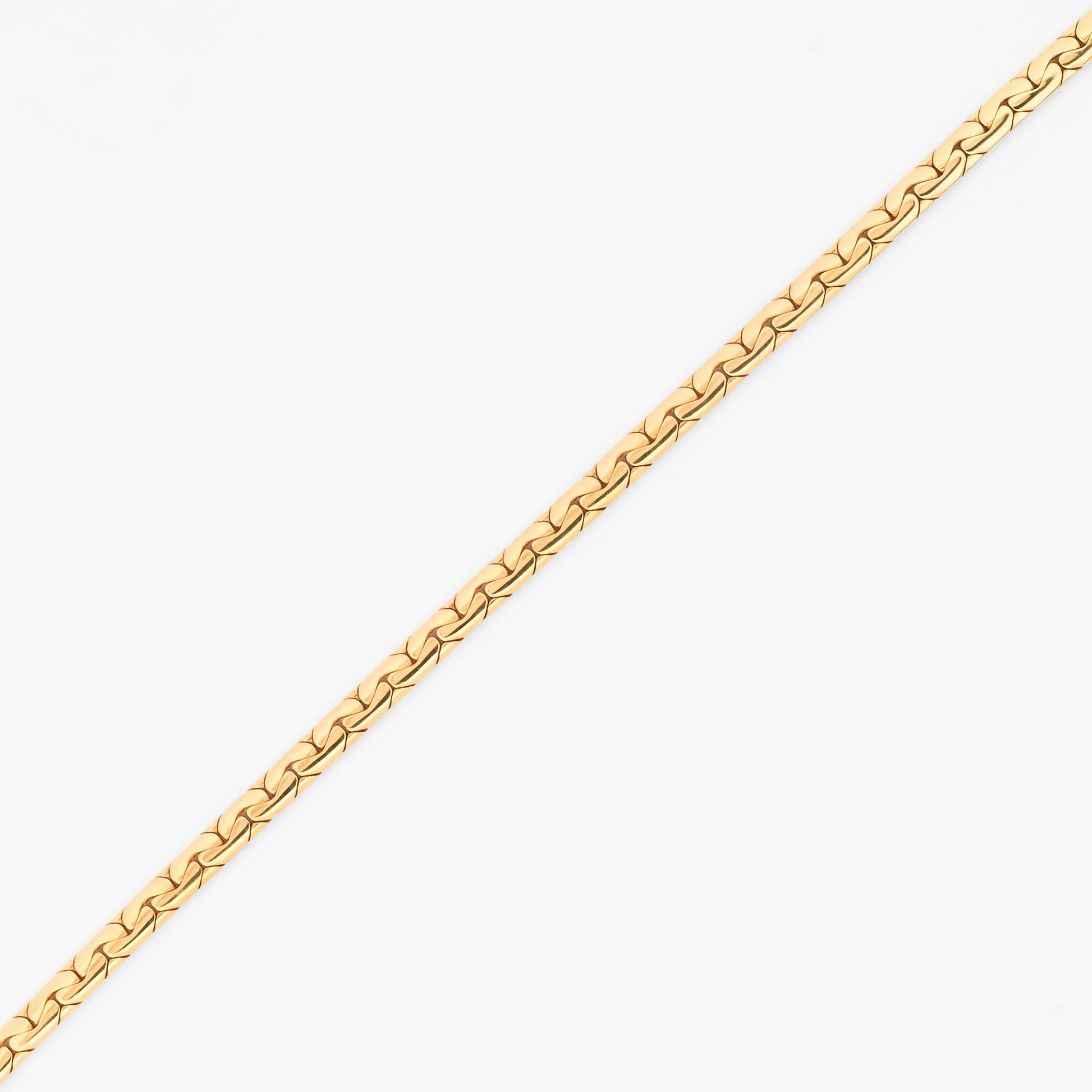 Comprar cadena collar plano de oro amarillo 18K con un diseño de eslabones entrelazados de malla compacta y flexible. Envío gratuito pieza certificada.