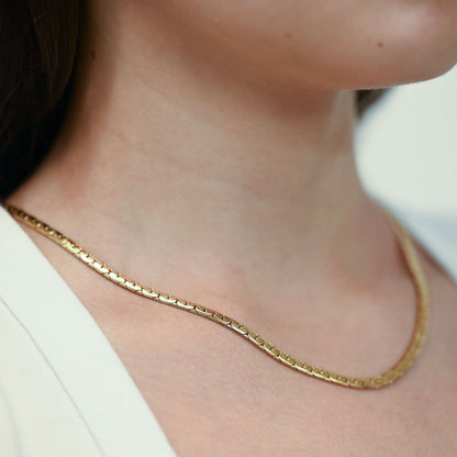 Comprar cadena collar plano de oro amarillo 18K con un diseño de eslabones entrelazados de malla compacta y flexible. Envío gratuito pieza certificada.