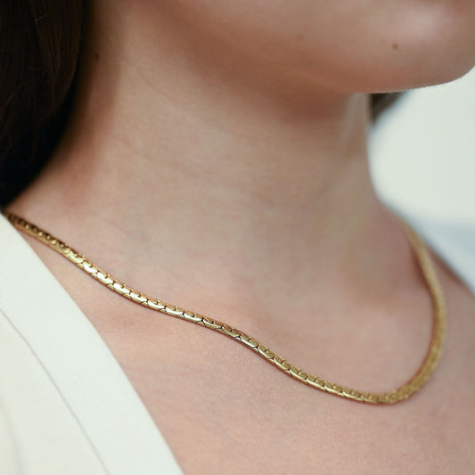 Comprar cadena collar plano de oro amarillo 18K con un diseño de eslabones entrelazados de malla compacta y flexible. Envío gratuito pieza certificada.