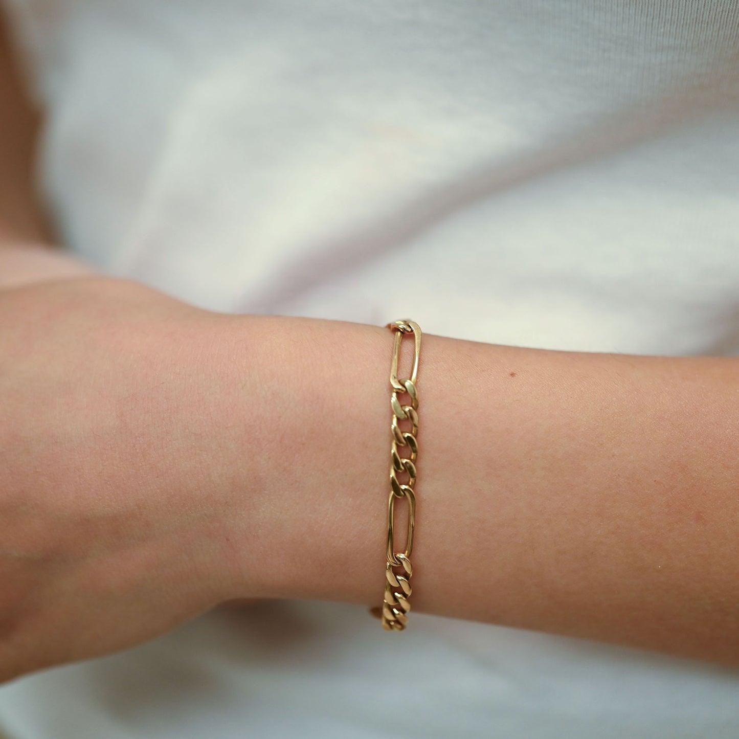 Comprar pulsera oro amarillo de 18kt con cadena alterna barbada. La cadena mide 21cm y dispone de cierre con cadena de seguridad. Envio gratuito
