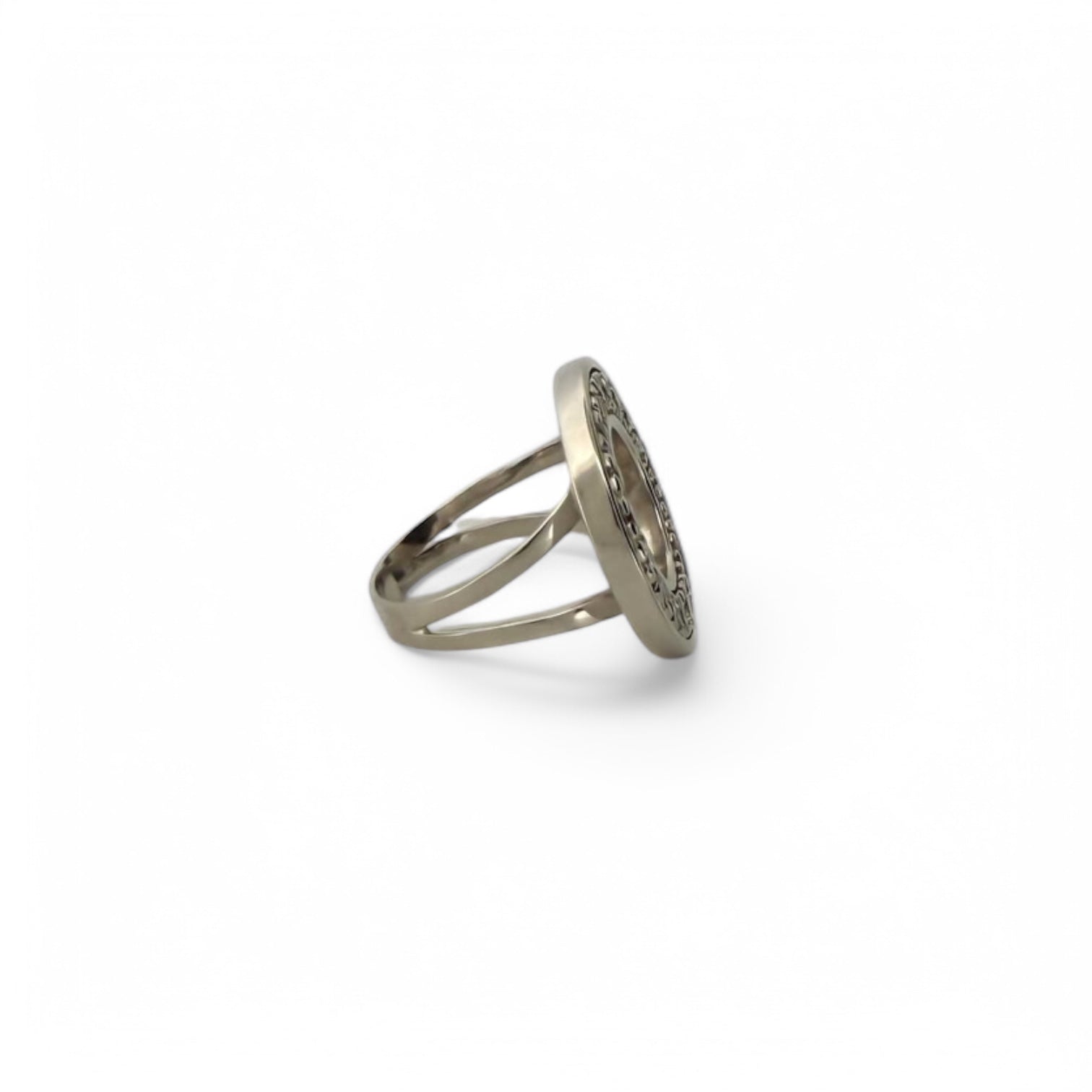 Comprar Anillo realizado en oro blanco de 18kt con 18 diamantes talla brillante puestos en circulo. Joyas restauradas en Barcelona. Joyería Ian'Or.