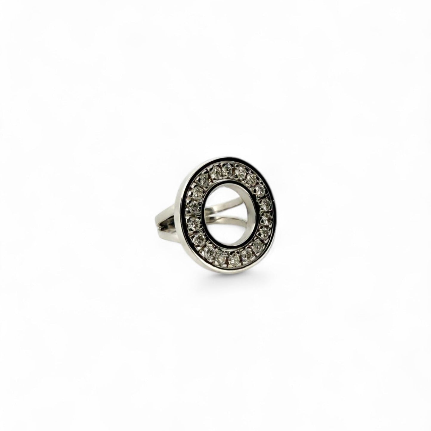 Comprar Anillo realizado en oro blanco de 18kt con 18 diamantes talla brillante puestos en circulo. Joyas restauradas en Barcelona. Joyería Ian'Or.