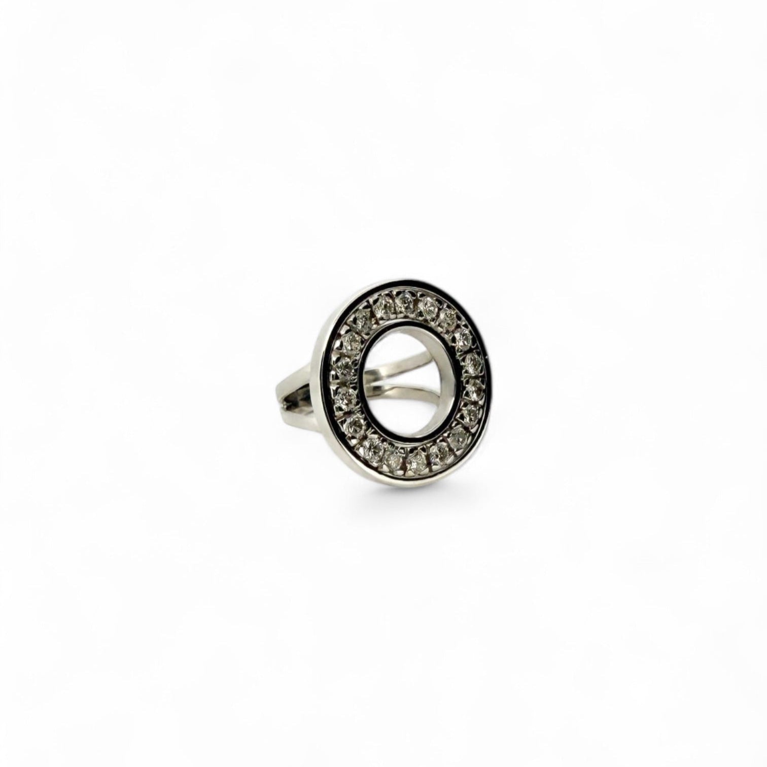 Comprar Anillo realizado en oro blanco de 18kt con 18 diamantes talla brillante puestos en circulo. Joyas restauradas en Barcelona. Joyería Ian'Or.
