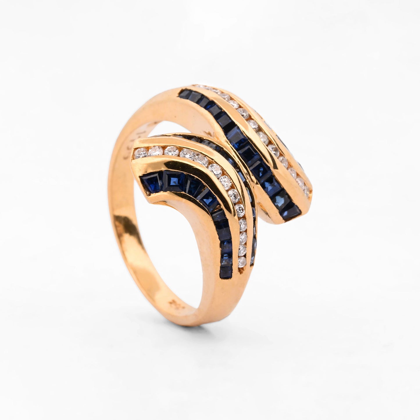 Comprar anillo de silueta cruzada en forma de S de oro amarillo 18kt con carriles combinados de zafiros azules. Pieza certificada y envío gratuito 