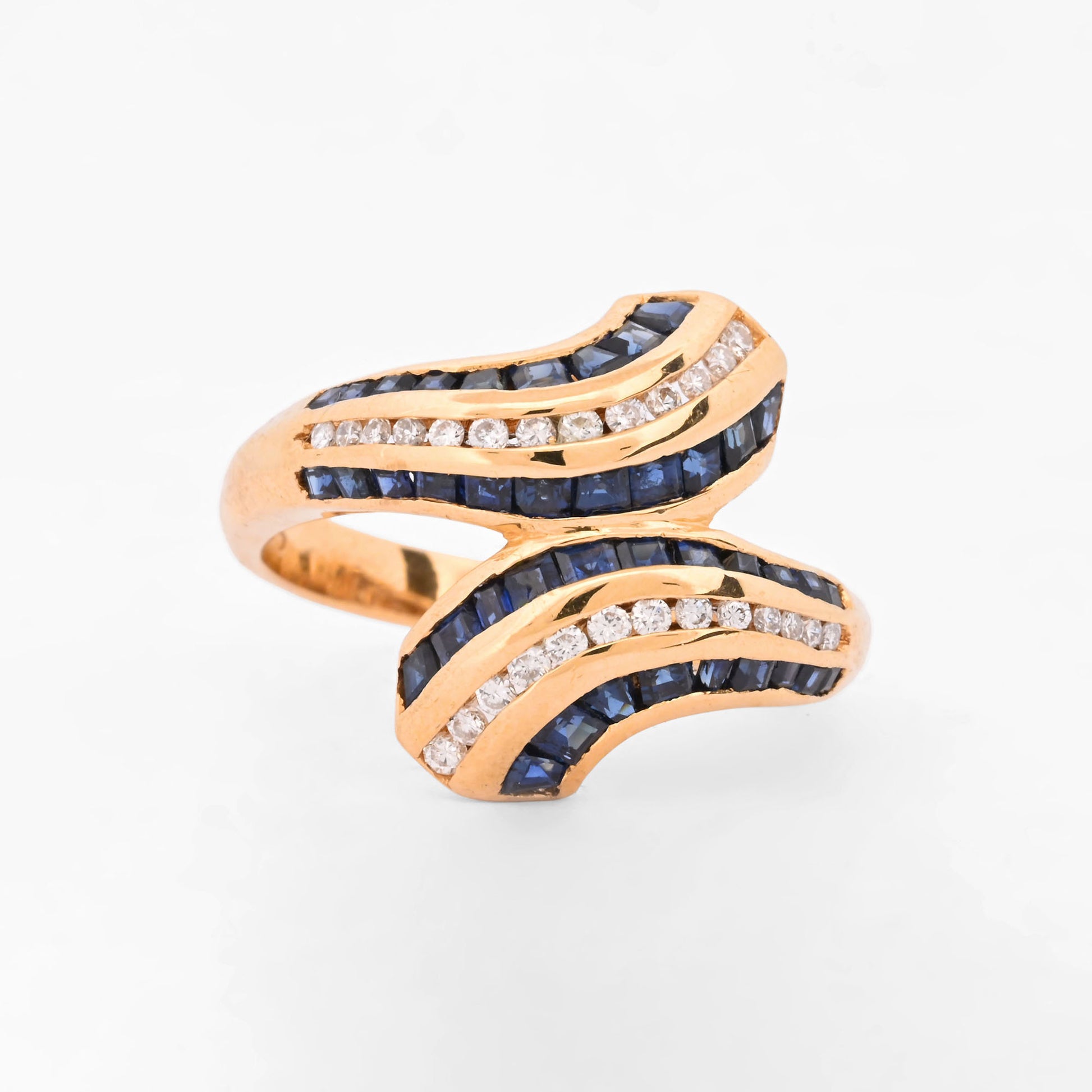 Comprar anillo de silueta cruzada en forma de S de oro amarillo 18kt con carriles combinados de zafiros azules. Pieza certificada y envío gratuito 