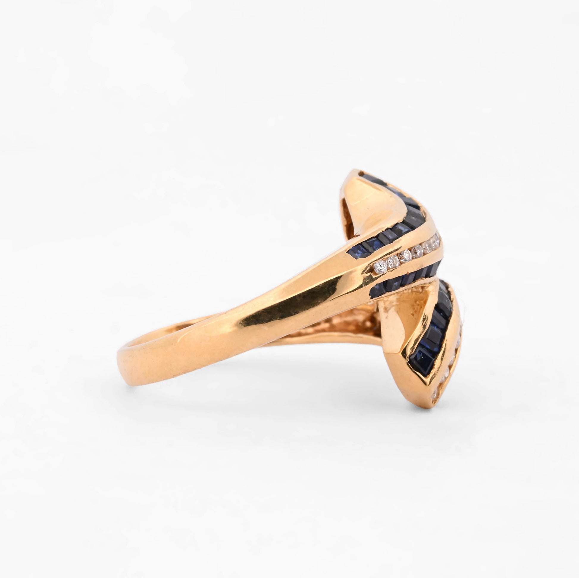 Comprar anillo de silueta cruzada en forma de S de oro amarillo 18kt con carriles combinados de zafiros azules. Pieza certificada y envío gratuito 