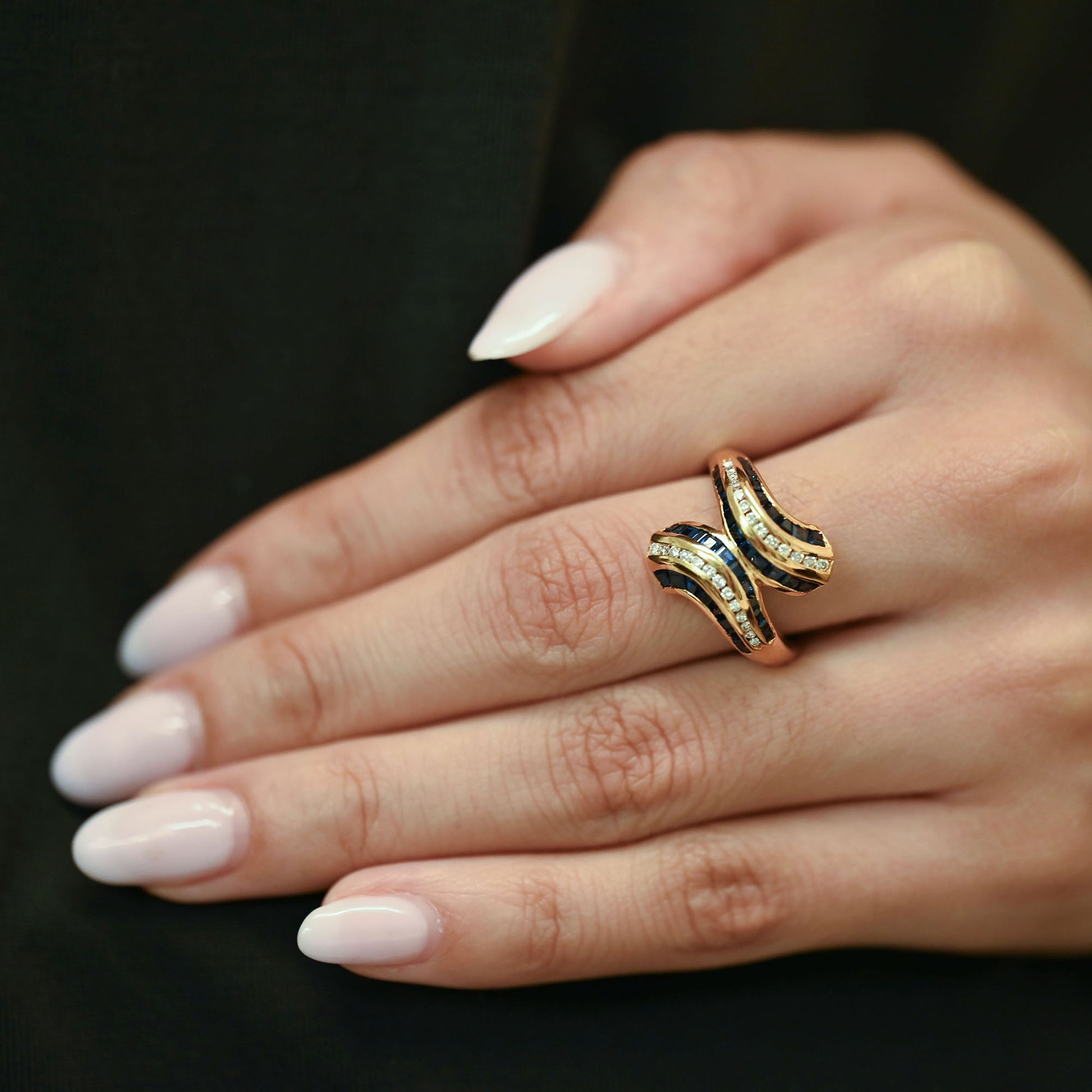 Comprar anillo de silueta cruzada en forma de S de oro amarillo 18kt con carriles combinados de zafiros azules. Pieza certificada y envío gratuito 