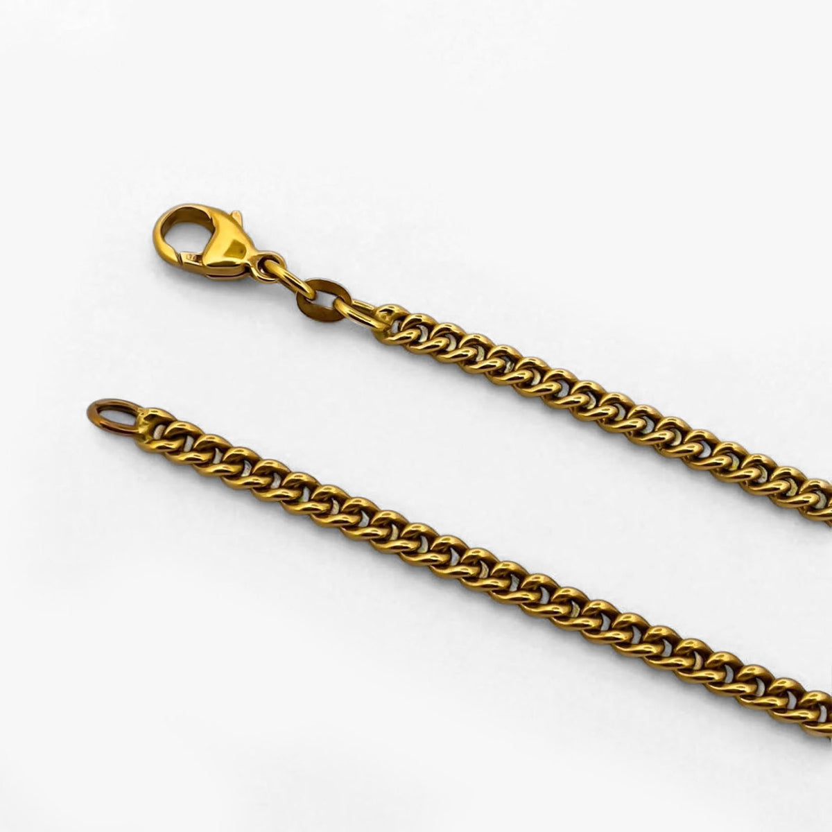 Comprar cadena barbada tipo cubana plana realizada en oro amarillo de 18kt. Cierre tipo mosquetón. Joya unisex. Joyas acondicionadas. Envío GRATIS. Ian'Or.