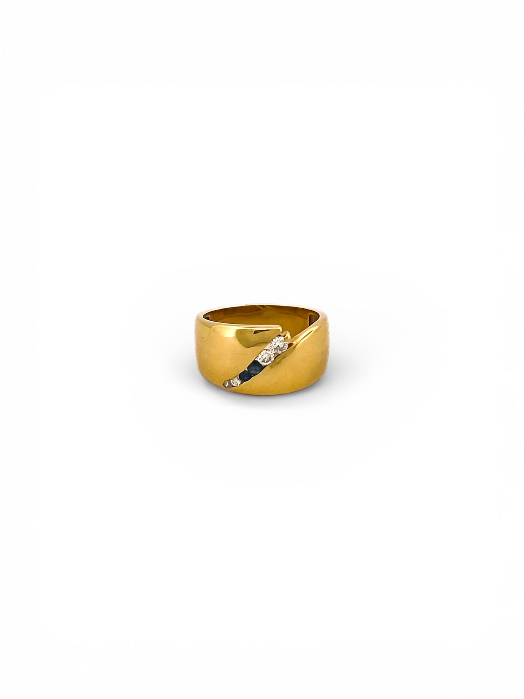 Comprar sortija realizada en oro amarillo de 18kt con una tira de brillantes y zafiros en la parte central. Joyeria barata.