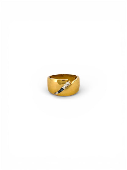 Comprar sortija realizada en oro amarillo de 18kt con una tira de brillantes y zafiros en la parte central. Joyeria barata.