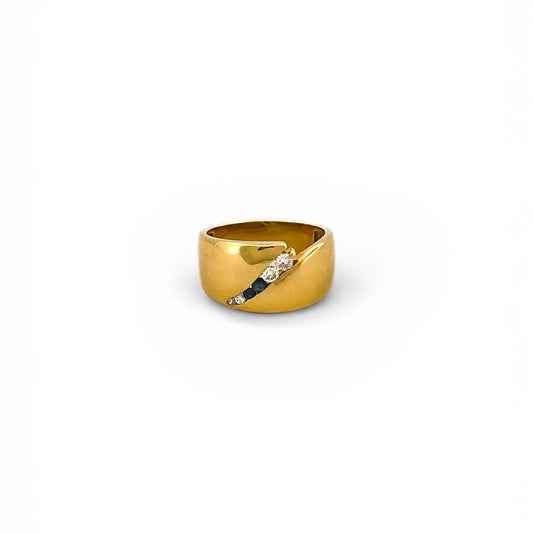 Comprar sortija realizada en oro amarillo de 18kt con una tira de brillantes y zafiros en la parte central. Joyeria barata.