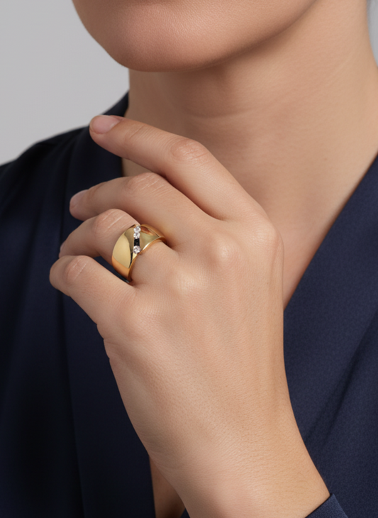 Comprar sortija realizada en oro amarillo de 18kt con una tira de brillantes y zafiros en la parte central. Joyeria barata.