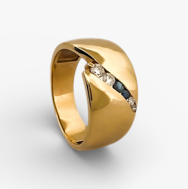 Comprar sortija realizada en oro amarillo de 18kt con una tira de brillantes y zafiros en la parte central. Joyeria premium a precios baratos. Envío gratuito