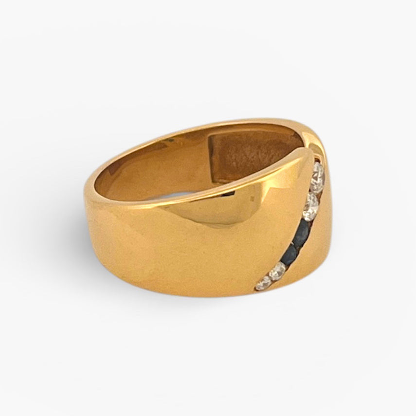 Comprar sortija realizada en oro amarillo de 18kt con una tira de brillantes y zafiros en la parte central. Joyeria premium a precios baratos. Envío gratuito