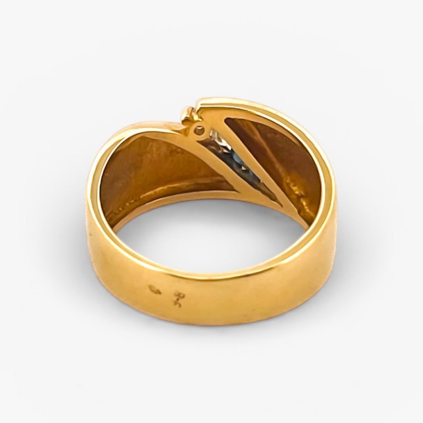 Comprar sortija realizada en oro amarillo de 18kt con una tira de brillantes y zafiros en la parte central. Joyeria premium a precios baratos. Envío gratuito
