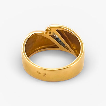 Comprar sortija realizada en oro amarillo de 18kt con una tira de brillantes y zafiros en la parte central. Joyeria premium a precios baratos. Envío gratuito