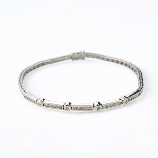 Pulsera semirrígida de oro blanco de 18kt con 29 diamantes talla brillante. Joyas de segunda mano en Barcelona. Joyería Compro Oro Barcelona. Rivieres baratas. 