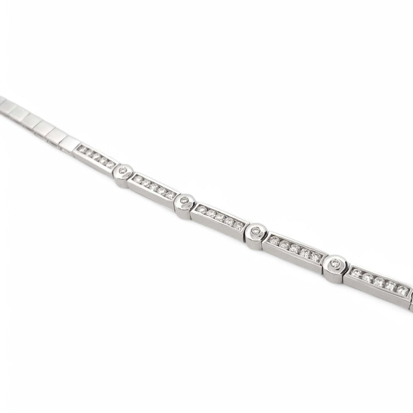 Pulsera semirrígida de oro blanco de 18kt con 29 diamantes talla brillante. Joyas de segunda mano en Barcelona. Joyería Compro Oro Barcelona. Rivieres baratas.