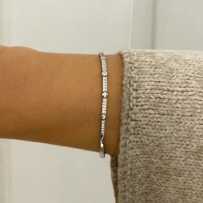 Pulsera semirrígida de oro blanco de 18kt con 29 diamantes talla brillante. Joyas de segunda mano en Barcelona. Joyería Compro Oro Barcelona. Rivieres baratas.