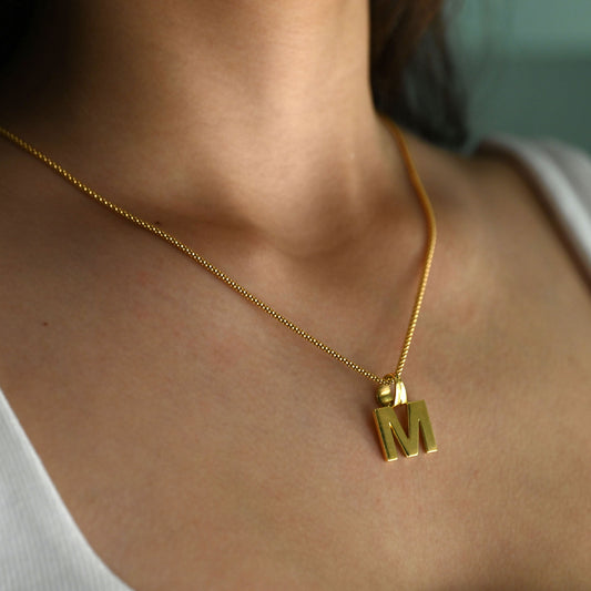 Comprar Colgante letra M realizada en oro amarillo de 18k con un diseño de lineas rectas y modernas oro al mejor precio. Envío gratuito