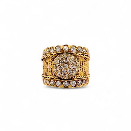 Comprar anillo ancho realizado en oro amarillo de 18kt con pavé redondo de brillantes en la parte central de 0,02ct y en la parte superior e inferior de 0,04ct.