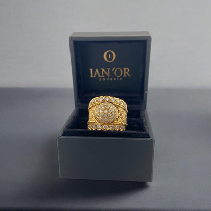 Comprar anillo ancho realizado en oro amarillo de 18kt con pavé redondo de brillantes en la parte central de 0,02ct y en la parte superior e inferior de 0,04ct.