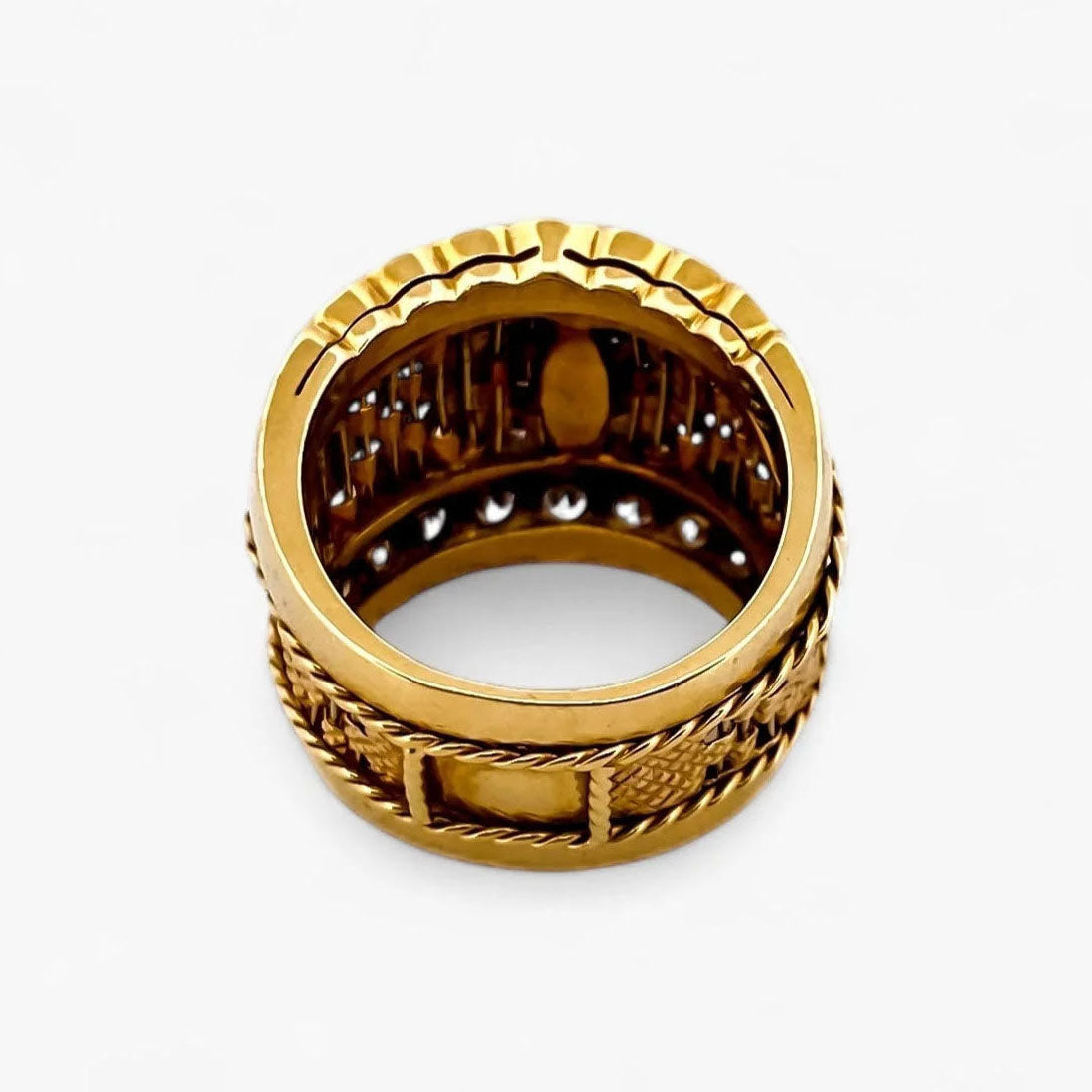 Comprar anillo ancho realizado en oro amarillo de 18kt con pavé redondo de brillantes en la parte central de 0,02ct y en la parte superior e inferior de 0,04ct.