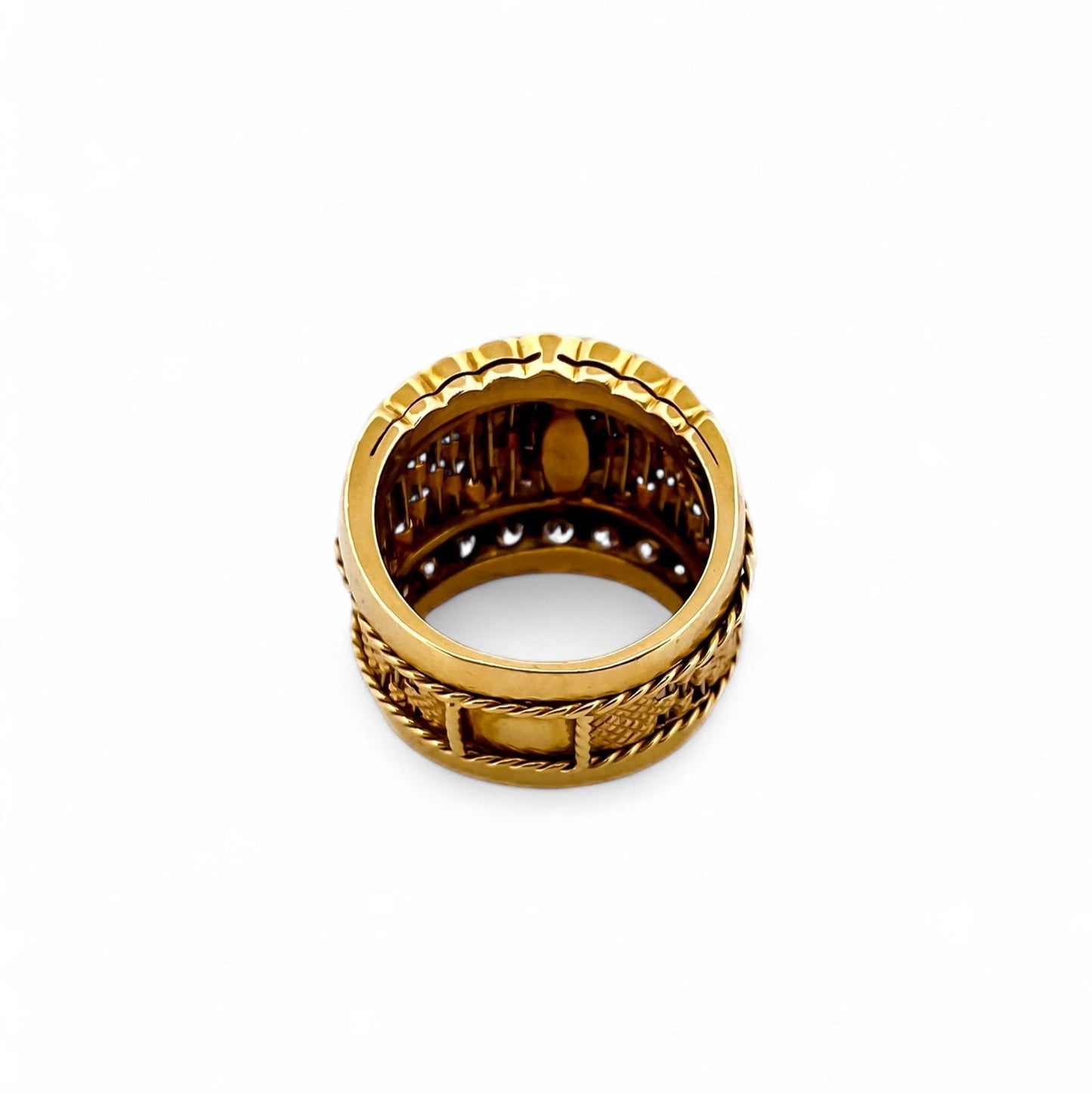 Comprar anillo ancho realizado en oro amarillo de 18kt con pavé redondo de brillantes en la parte central de 0,02ct y en la parte superior e inferior de 0,04ct.