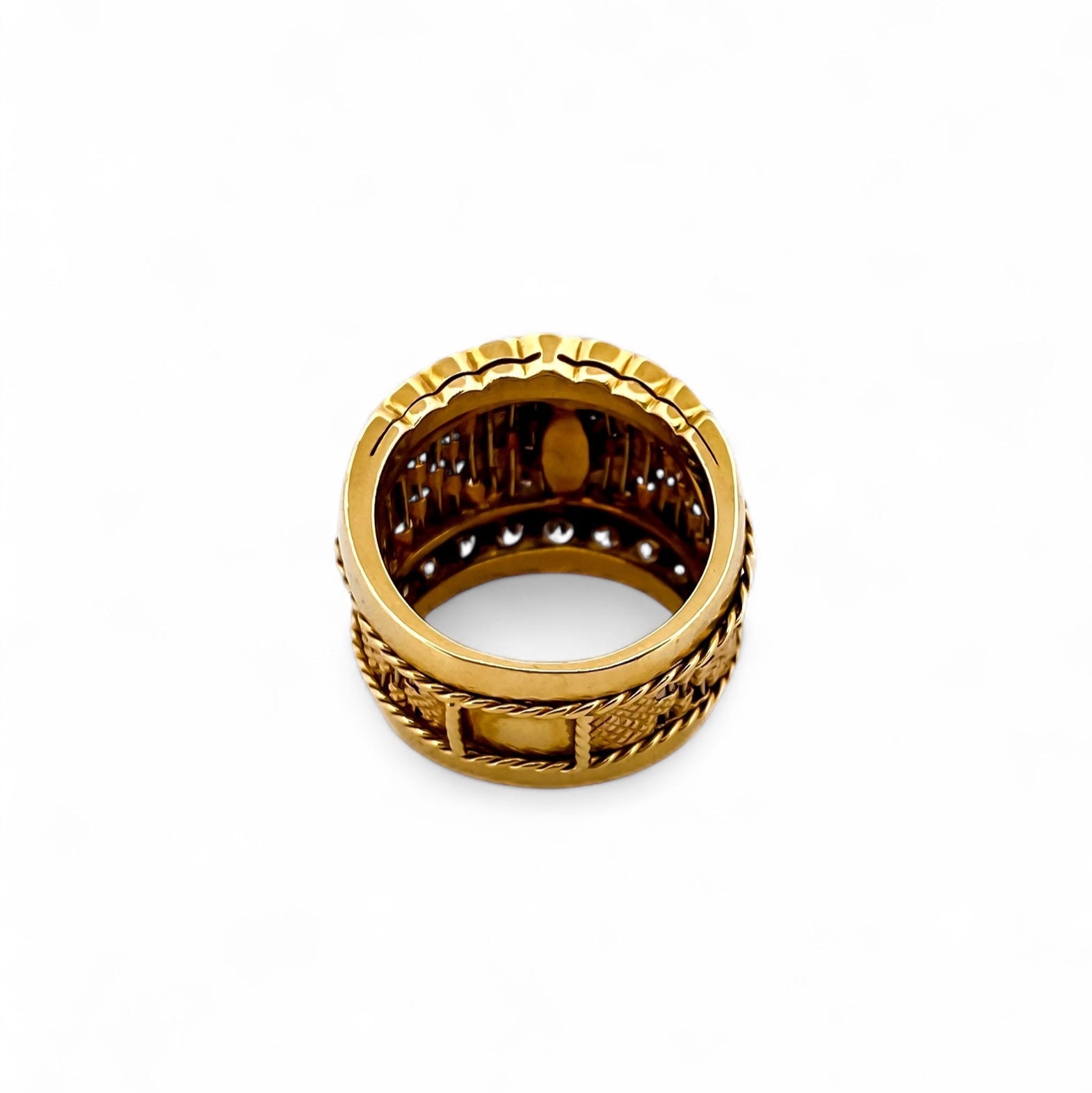 Comprar anillo ancho realizado en oro amarillo de 18kt con pavé redondo de brillantes en la parte central de 0,02ct y en la parte superior e inferior de 0,04ct.