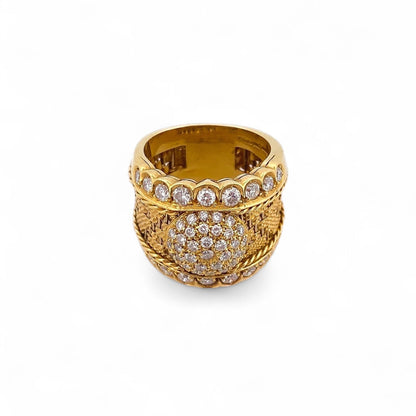 Comprar anillo ancho realizado en oro amarillo de 18kt con pavé redondo de brillantes en la parte central de 0,02ct y en la parte superior e inferior de 0,04ct.