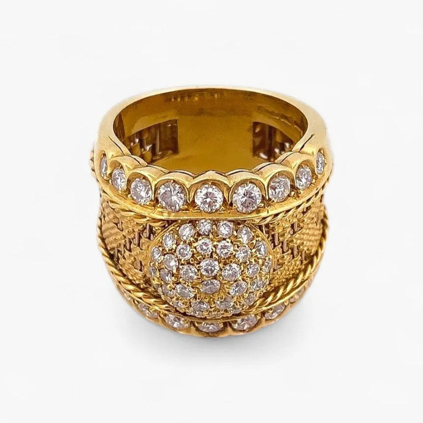 Comprar anillo ancho realizado en oro amarillo de 18kt con pavé redondo de brillantes en la parte central de 0,02ct y en la parte superior e inferior de 0,04ct.