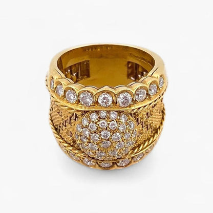 Comprar anillo ancho realizado en oro amarillo de 18kt con pavé redondo de brillantes en la parte central de 0,02ct y en la parte superior e inferior de 0,04ct.