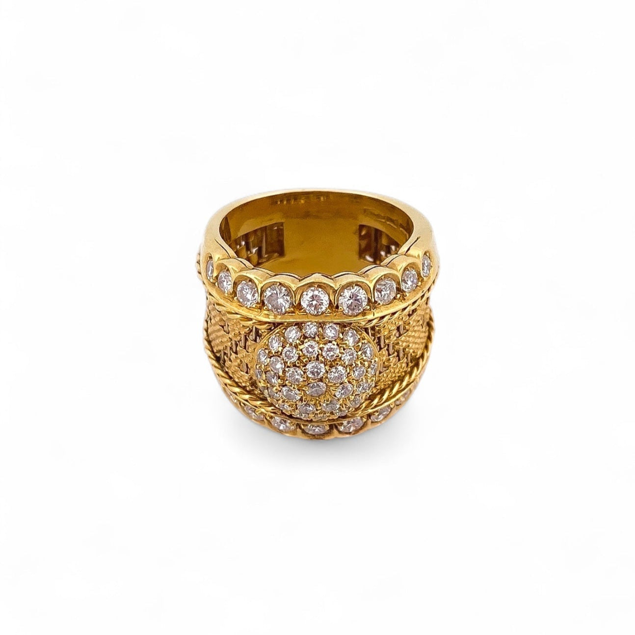 Comprar anillo ancho realizado en oro amarillo de 18kt con pavé redondo de brillantes en la parte central de 0,02ct y en la parte superior e inferior de 0,04ct.