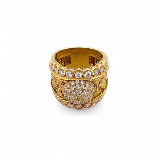Comprar anillo ancho realizado en oro amarillo de 18kt con pavé redondo de brillantes en la parte central de 0,02ct y en la parte superior e inferior de 0,04ct.