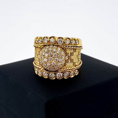 Comprar anillo ancho realizado en oro amarillo de 18kt con pavé redondo de brillantes en la parte central de 0,02ct y en la parte superior e inferior de 0,04ct.